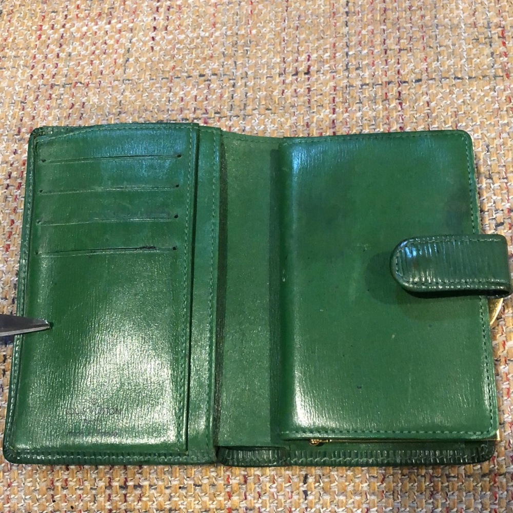 LOUIS VUITTON Green EPI Kiss Lock Wallet Porte Monnaie Viennois MI0966 - Picture 8 of 17